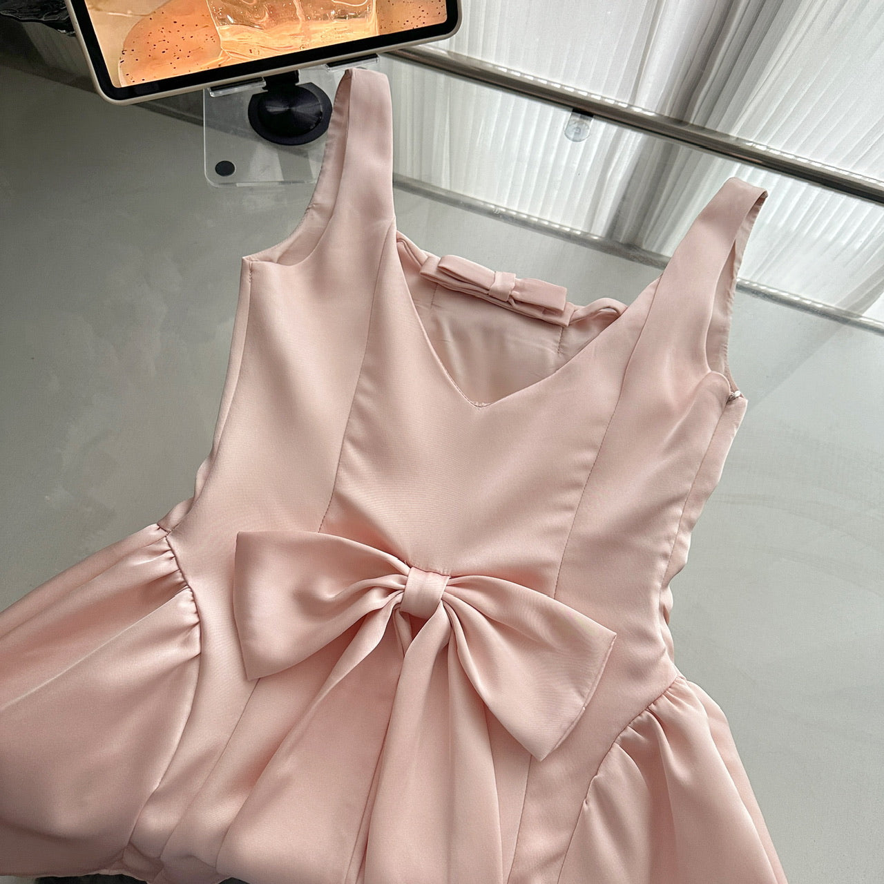 Süßes A-Linien-Quadrat-Satin-Rosa-Freizeitkleid Sommer-Outfits Kurze Urlaubskleider DP1407