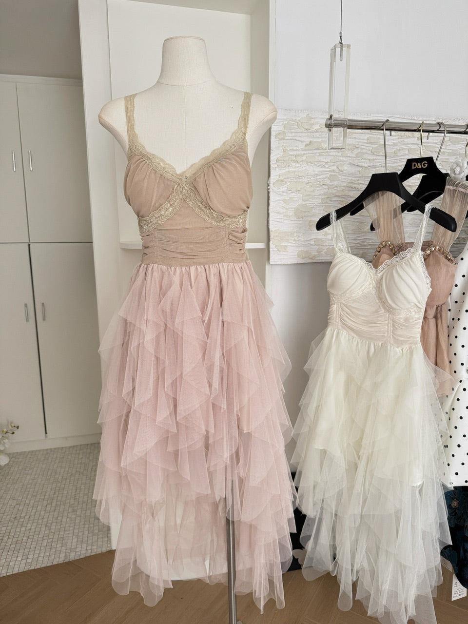 Süßes A-Linien-Trägerkleid mit Spitzenrüschen, Sommerkleid für die Feiertage, Party-Outfits für Mädchen, DP0134