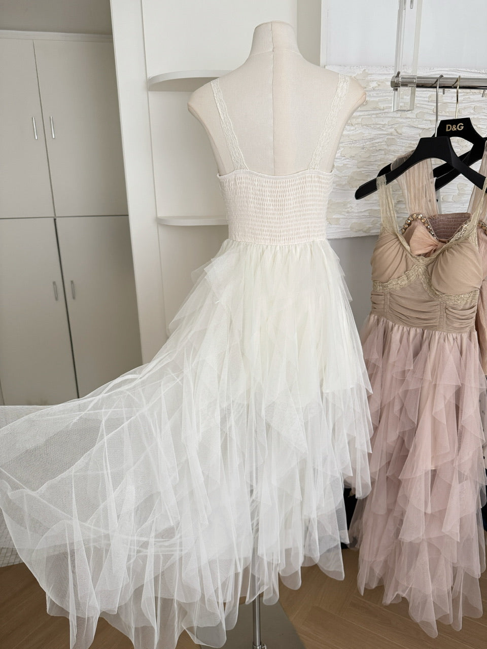 Süßes A-Linien-Trägerkleid mit Spitzenrüschen, Sommerkleid für die Feiertage, Party-Outfits für Mädchen, DP0134