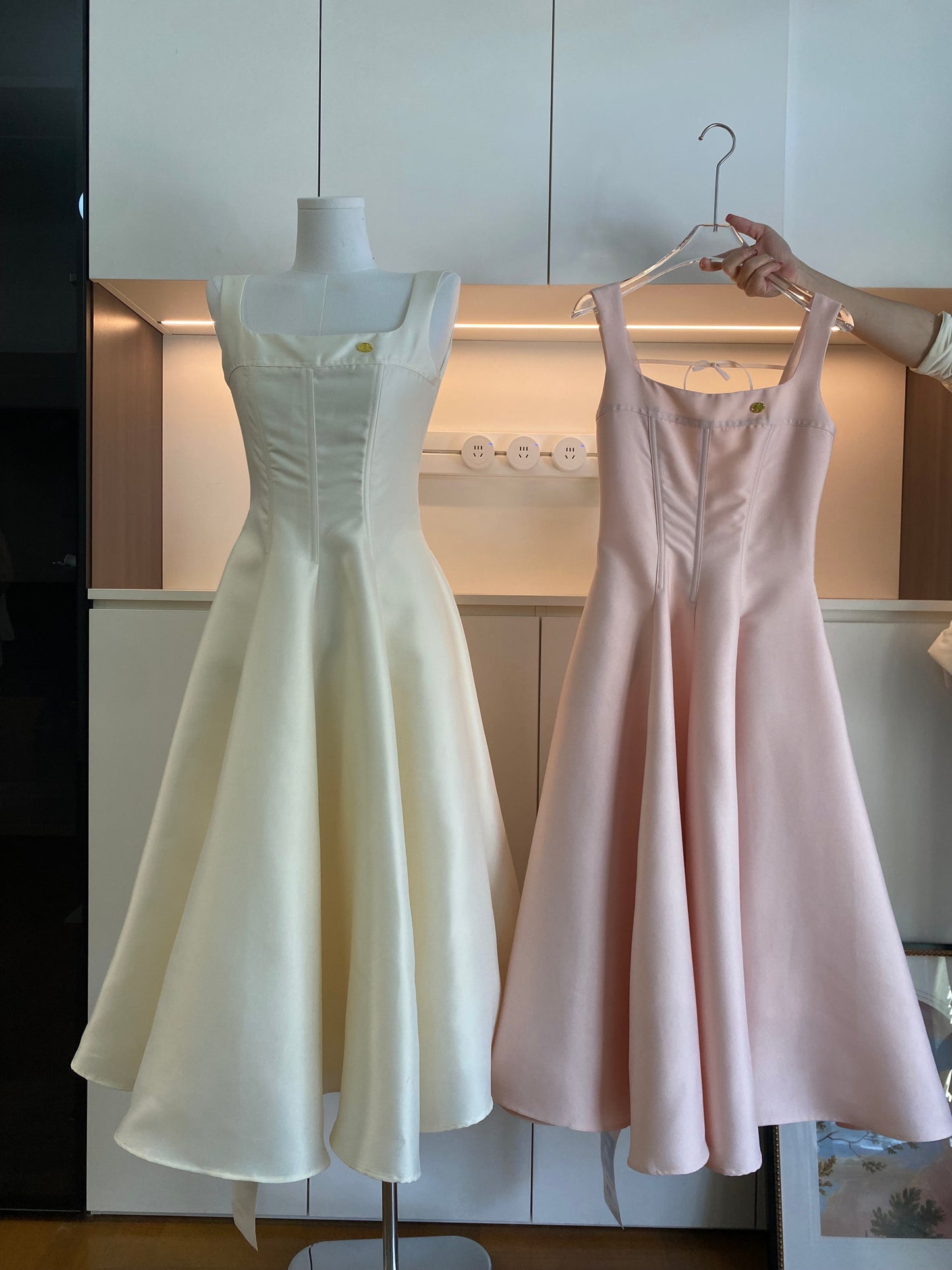 Süßes A-Linien-Sommerkleid mit quadratischem Ausschnitt und Satinrüschen, Urlaubsparty-Outfits für Mädchen, DP0135