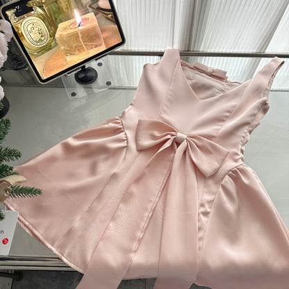 Süßes A-Linien-Quadrat-Satin-Rosa-Freizeitkleid Sommer-Outfits Kurze Urlaubskleider DP1407