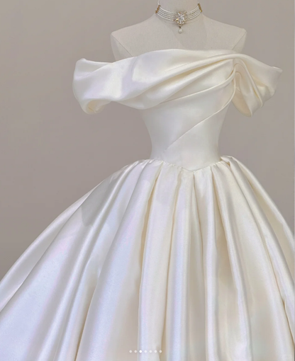 Elegantes Ballkleid aus Satin mit Schulterdekolletee, weiße Brautkleider P0002