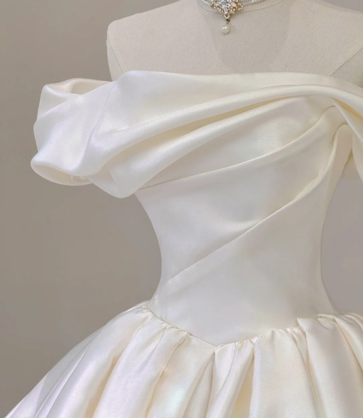Elegantes Ballkleid aus Satin mit Schulterdekolletee, weiße Brautkleider P0002