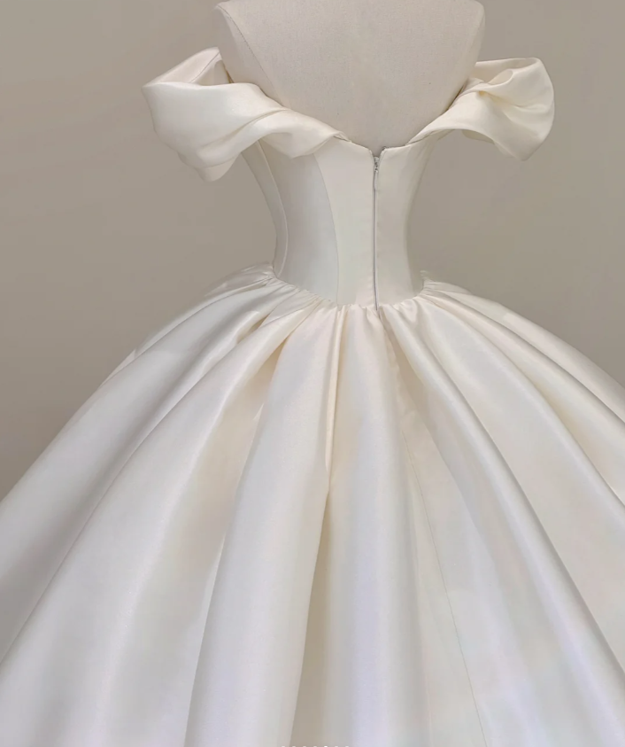 Elegantes Ballkleid aus Satin mit Schulterdekolletee, weiße Brautkleider P0002