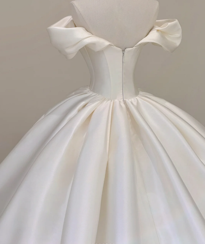 Elegantes Ballkleid aus Satin mit Schulterdekolletee, weiße Brautkleider P0002