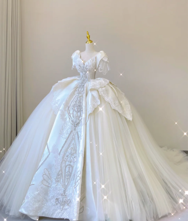 Robe de mariée élégante en satin et dentelle, décolleté en cœur, robe de mariée blanche P0018