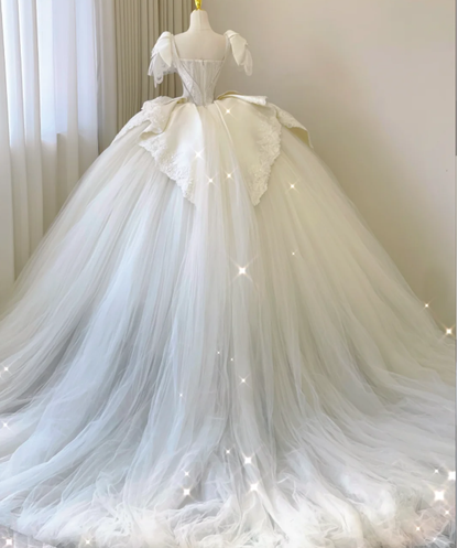 Robe de mariée élégante en satin et dentelle, décolleté en cœur, robe de mariée blanche P0018