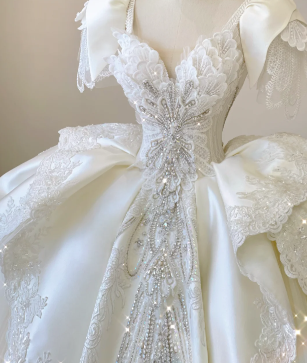 Robe de mariée élégante en satin et dentelle, décolleté en cœur, robe de mariée blanche P0018