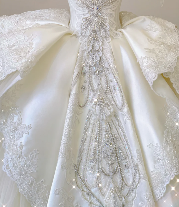Robe de mariée élégante en satin et dentelle, décolleté en cœur, robe de mariée blanche P0018