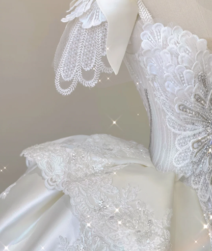 Robe de mariée élégante en satin et dentelle, décolleté en cœur, robe de mariée blanche P0018