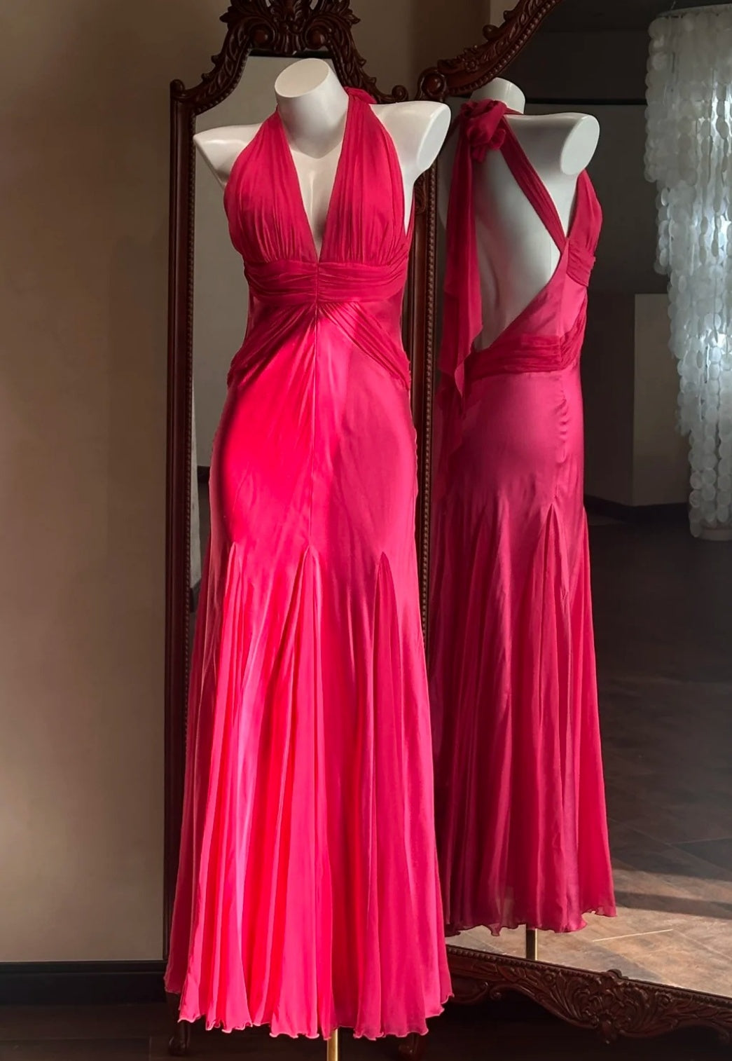 Robe de bal rose fuchsia féérique en mousseline, col V, coupe fourreau, référence S1052