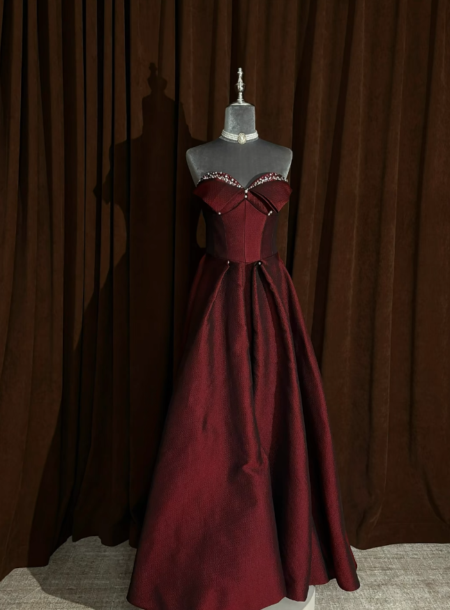 Robe de bal rouge élégante en satin, décolleté cœur, coupe trapèze, S1060