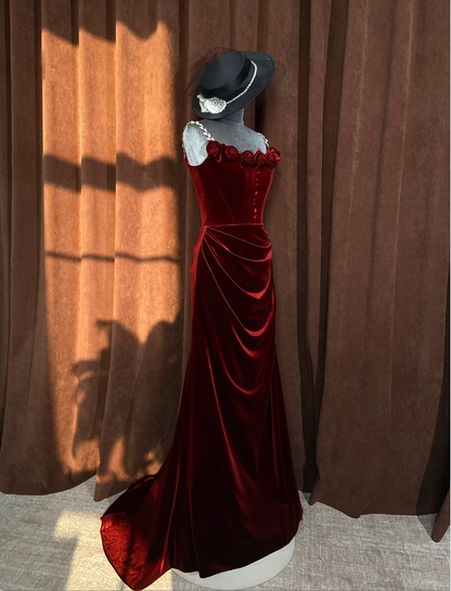 Elegantes burgunderrotes Samt-Abendkleid, trägerlos, Etuikleid S1063