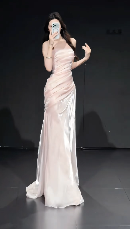 Elegantes rosafarbenes Satin-Abendkleid, trägerlos, Etuikleid S1067