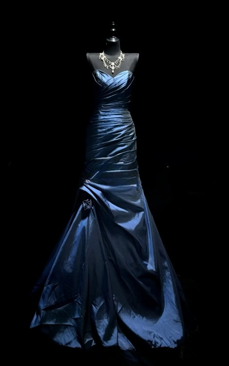 Elegantes marineblaues Ballkleid aus Satin, trägerlos, Etuikleid S1075