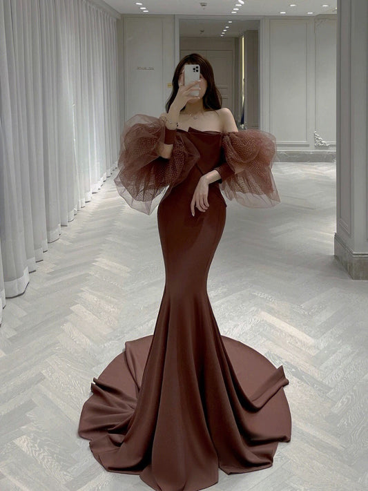 Elegantes Meerjungfrau-Abendkleid mit schulterfreiem Satin in Braun, langes Ballkleid H2885