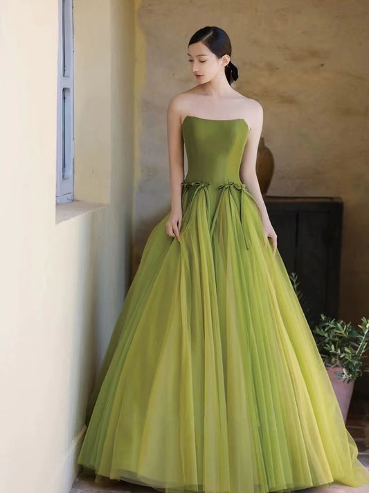 Elegantes Ballkleid mit trägerlosem grünen ärmellosen Tüll-Abschlussballkleid H2892