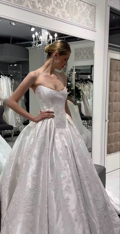 Hübsches Brautkleid Ballkleid Trägerlos Satin Floral Weiß Brautkleider Brautkleider W0147