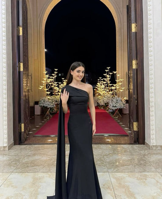 Edle Meerjungfrau One Shoulder Schwarz Satin Formales Abendkleid Sommer Hochzeitsgastkleid Brautgastkleider Hochzeits-Outfits für Gäste W1094