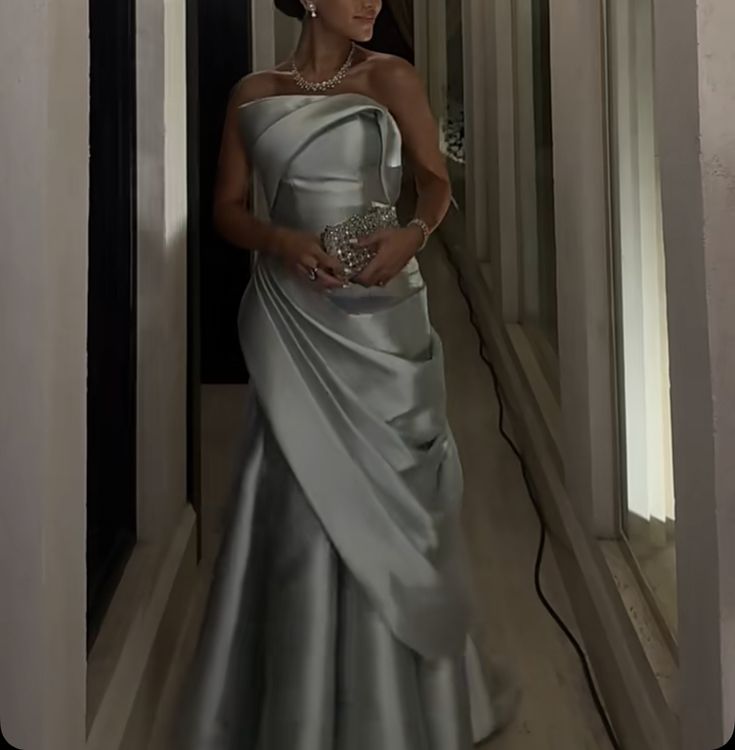 Edle Meerjungfrau trägerloses silbernes Satin-formales langes Abendkleid Sommerkleid für Hochzeitsgäste Kleider für Brautgäste Hochzeits-Outfits für Gäste W1096