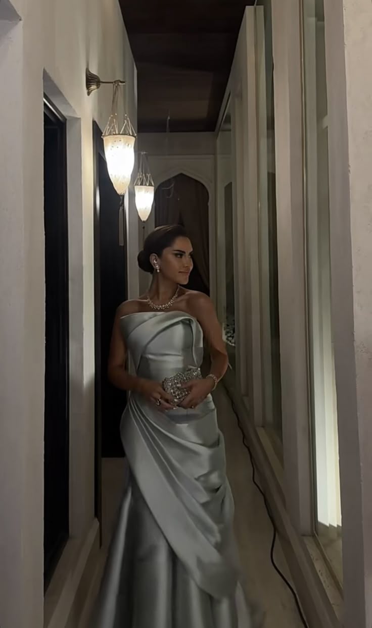 Edle Meerjungfrau trägerloses silbernes Satin-formales langes Abendkleid Sommerkleid für Hochzeitsgäste Kleider für Brautgäste Hochzeits-Outfits für Gäste W1096
