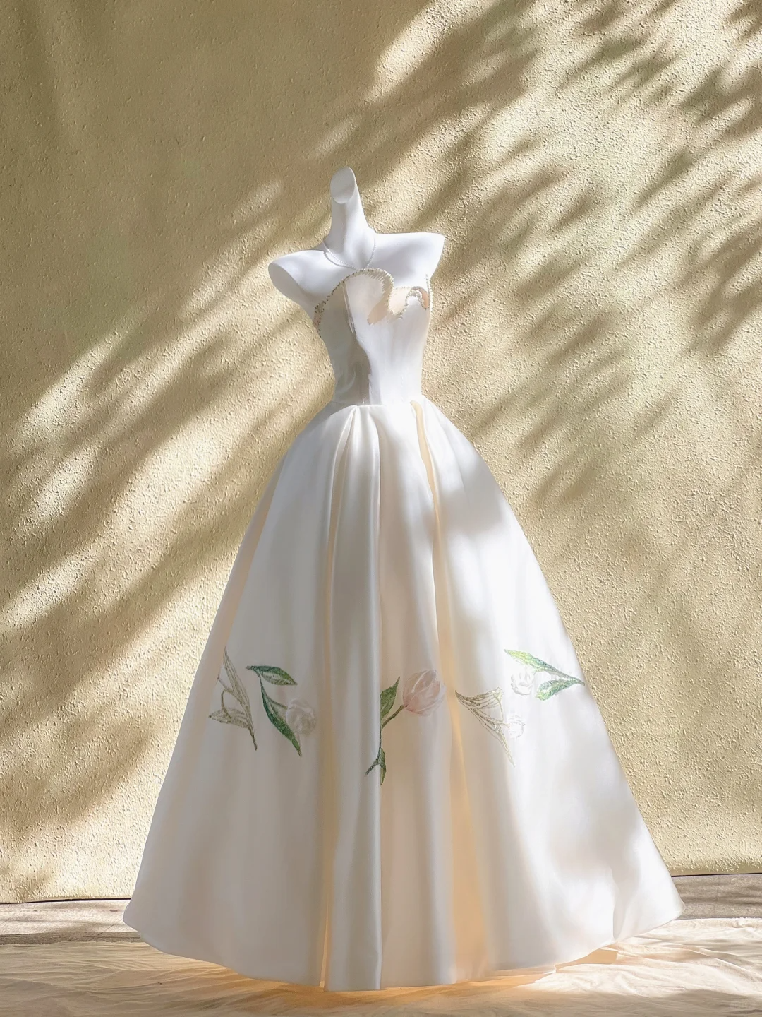 Hübsches Brautkleid Ballkleid Trägerlos Satin Perlen Weiß Lange Brautkleider Brautkleider WD012