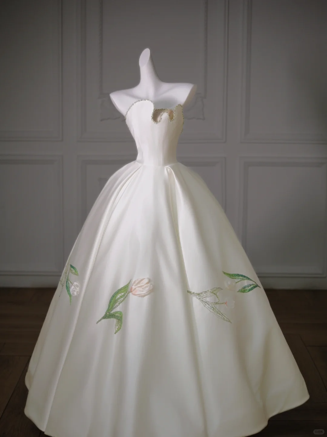 Hübsches Brautkleid Ballkleid Trägerlos Satin Perlen Weiß Lange Brautkleider Brautkleider WD012