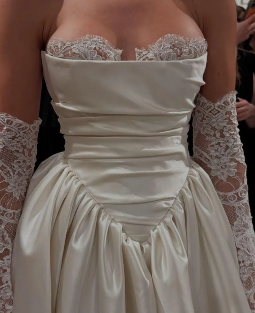 Pretty Wedding Dress Ball Gown Strapless Ivory Satin Long Wedding Dresses Bridal Gowns WD053