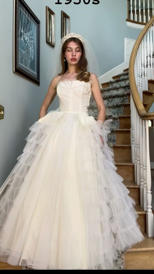 Retro Ballkleid Trägerlos Ärmellos Mehrlagiges Tüll Brautkleid Brautkleider Prinzessin Brautkleider DH1418