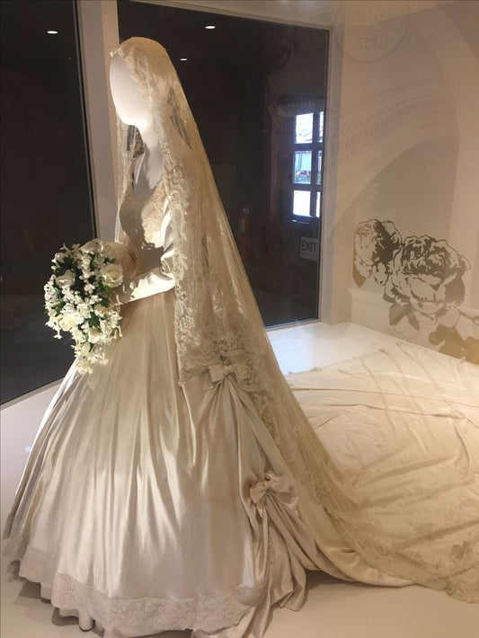 Retro Brautkleider Ballkleid V-Ausschnitt Satin Elfenbein Lange Brautkleider Einfaches Brautkleid Brautkleider DH1484