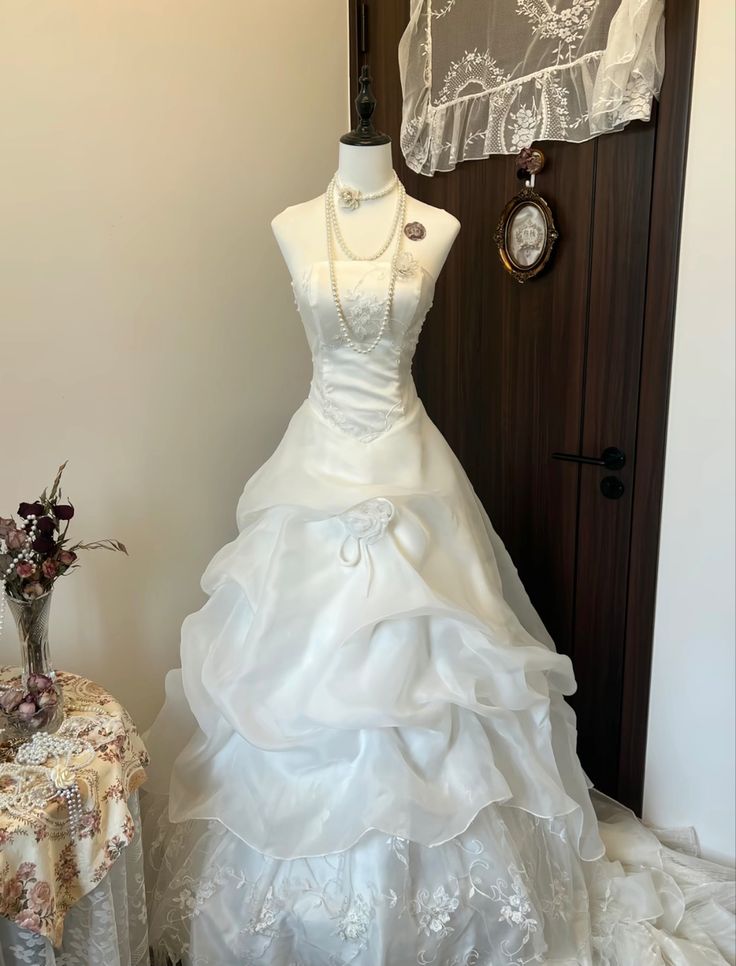 Prinzessin Brautkleid Ballkleid Trägerloses Organza-Spitze Brautkleid Mit Rüschen Weiße Brautkleider Bescheidene Brautkleider DH1499