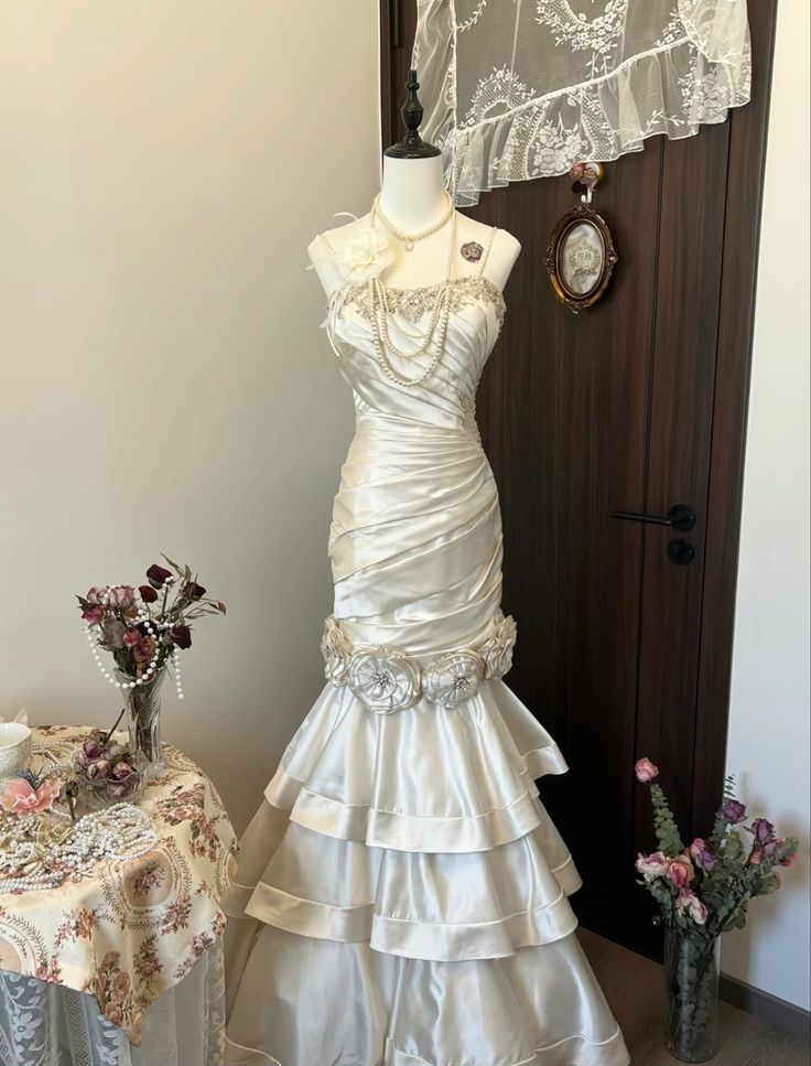 Robe de mariée sirène vintage en satin ivoire à bretelles spaghetti, robe de mariée modeste, robe de mariée princesse DH1500