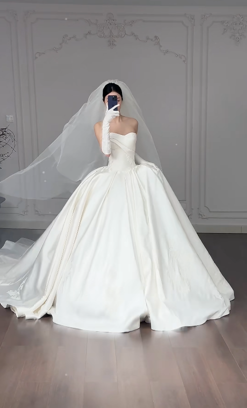 Glamorous A-Line Long Wedding Dress Strapless Satin Bridal Dress White Sleeveless Bridal Gown DP05326