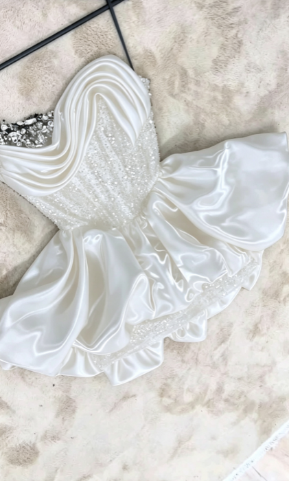 Jolie Robe de Soirée Noire Coupe Trapèze en Satin Courte DP07265