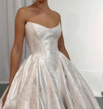 Romantic Bridal Gown Ball Gown Strapless Satin White Wedding Dresses Minimalist Bridal Gowns DP1186
