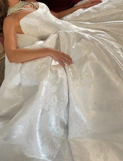 Romantic Bridal Gown Ball Gown Strapless Satin White Wedding Dresses Minimalist Bridal Gowns DP1186