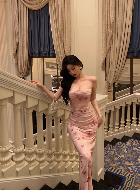 Elegantes Etuikleid mit rosa Blumenmuster, ärmellos, Burgunderrot, 23. Geburtstagskleid, Partykleid, Geburtstags-Outfits, Geburtstagskleid-Ideen für Frauen, DP1387