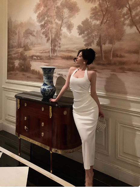 Elegantes Etuikleid mit Neckholder, weiß, 21. Geburtstagskleid, Partykleid, Geburtstags-Outfits, Geburtstagskleid-Ideen für Frauen, DP1419