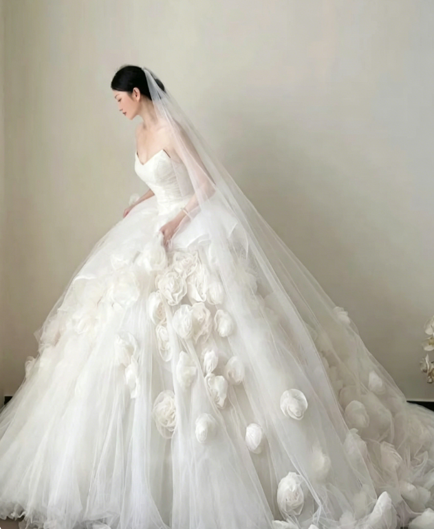 Timeless Strapless Ball Gown Tulle Flower Wedding Dresses, Ivory Bridal Gowns DP3182