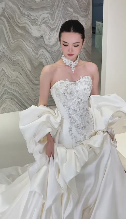 Zeitloses, figurbetontes weißes Brautkleid aus Satin DP08180